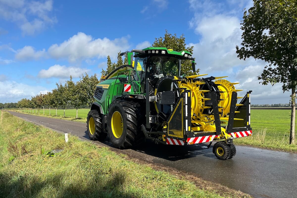 Trincia semovente Serie F9 con testata Kemper 400Pro Multicrop in modalità trasporto su strada